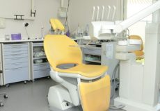 Fauteuil dentaire et instruments stérilisés dans la salle de soins