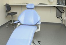 Salle de soins dentaires – fauteuil et matériel de chirurgie dentaire