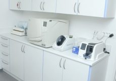 Espace de stérilisation du matériel dentaire au cabinet de Quinsac